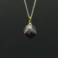 Pendentif "Assurance" en Grenat Brut