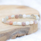 Bracelet roulé "Féminité" en Pierre de Lune Multicolore - lespierresdubienetre