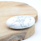 Galet "Patience" en Howlite - lespierresdubienetre